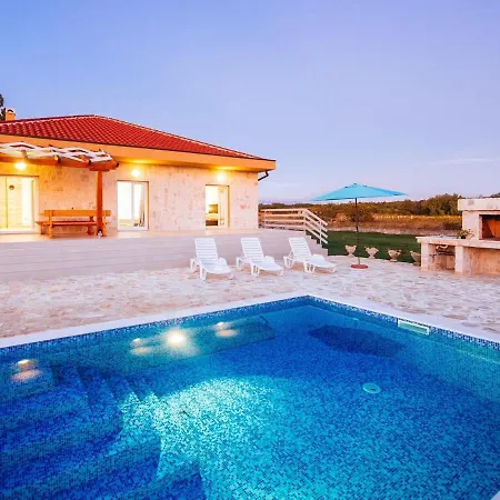 Charming Holiday In Privlaka With Private Pool Сasa de vacaciones *