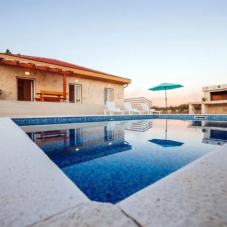 Charming Holiday In Privlaka With Private Pool Сasa de vacaciones