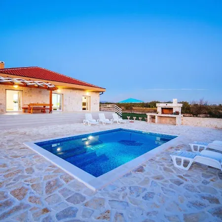 Сasa de vacaciones Charming Holiday In Privlaka With Private Pool *